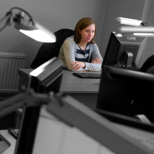 Siobhan working at her computer | German to English translation