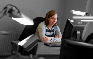 Siobhan working at her computer | German to English translation