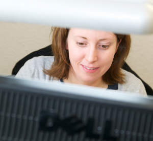 Siobhan working at her computer | German to English translation
